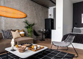 Vagány legénylakás kis alapterületen: karakteres dekoráció és beton felületek