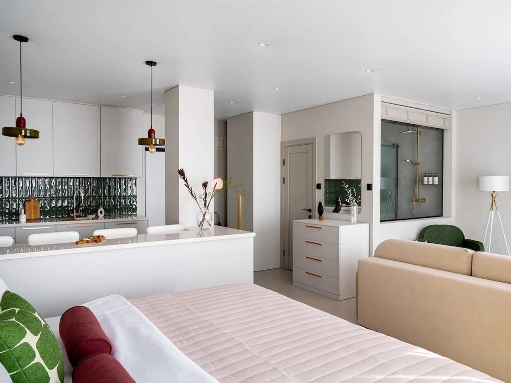 Vízparti lakóparkban, nyaralásokhoz vásárolt 44 m2-es lakás berendezése