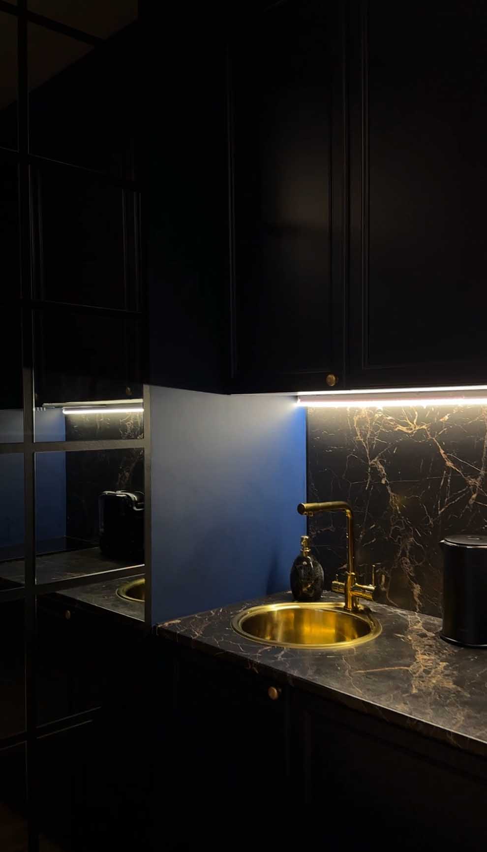 21 m2-es garzon átalakulása betondobozból színes kis otthonná 21 m2-es garzon átalakulása betondobozból színes kis otthonná