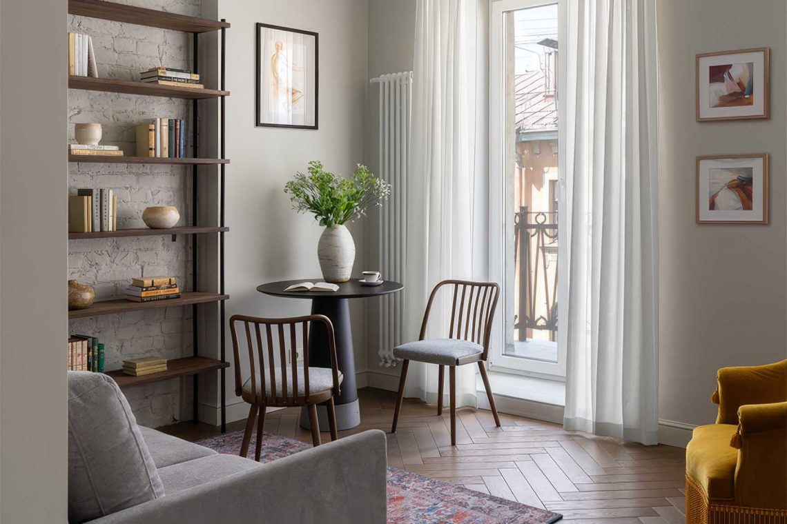 Belső ablak konyha és fürdő között, elegáns retro hangulat