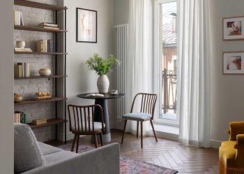 Belső ablak konyha és fürdő között, elegáns retro hangulat