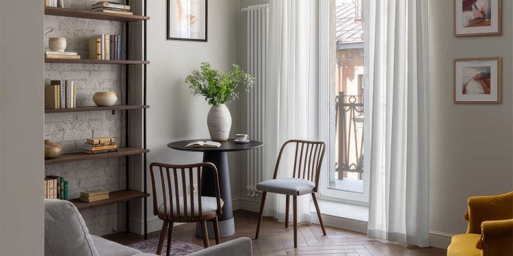 Belső ablak konyha és fürdő között, elegáns retro hangulat