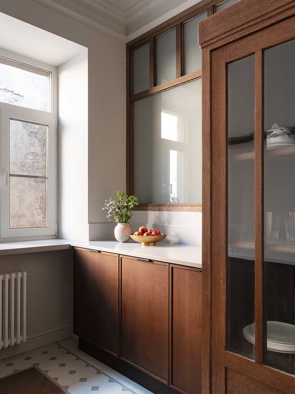 Belső ablak konyha és fürdő között, elegáns retro hangulat Belső ablak konyha és fürdő között, elegáns retro hangulat