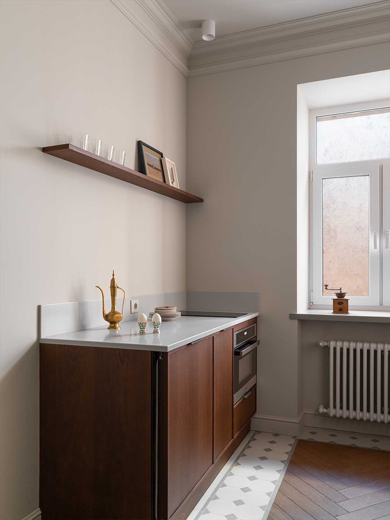 Belső ablak konyha és fürdő között, elegáns retro hangulat Belső ablak konyha és fürdő között, elegáns retro hangulat