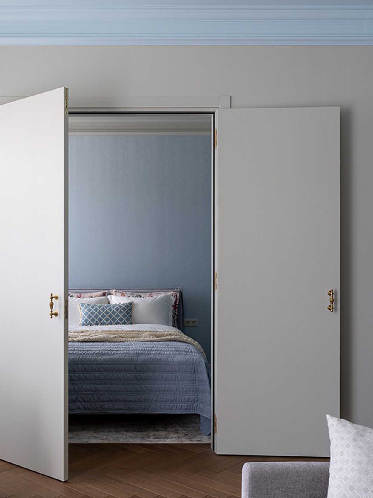 Belső ablak konyha és fürdő között, elegáns retro hangulat Belső ablak konyha és fürdő között, elegáns retro hangulat