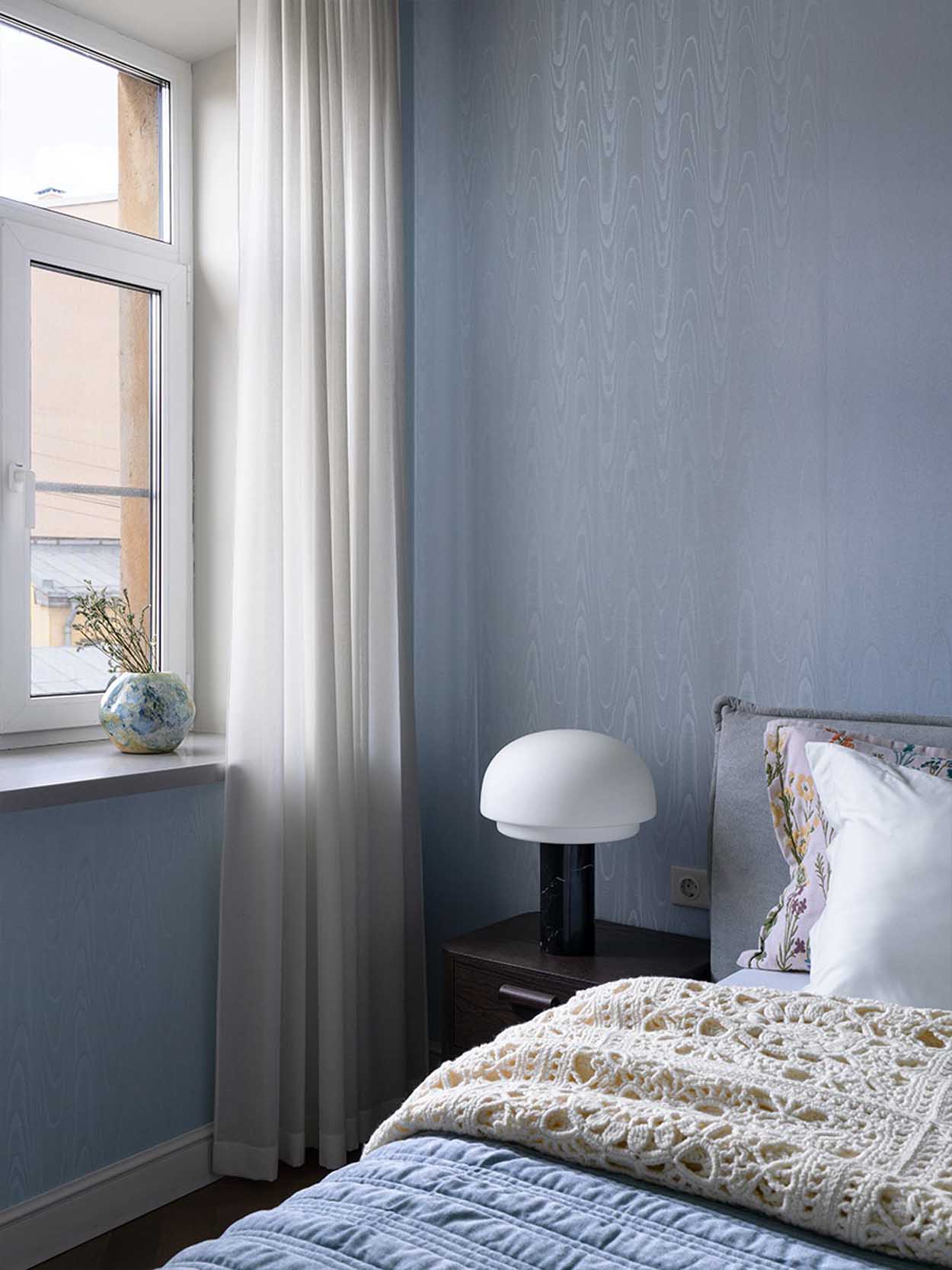 Belső ablak konyha és fürdő között, elegáns retro hangulat Belső ablak konyha és fürdő között, elegáns retro hangulat