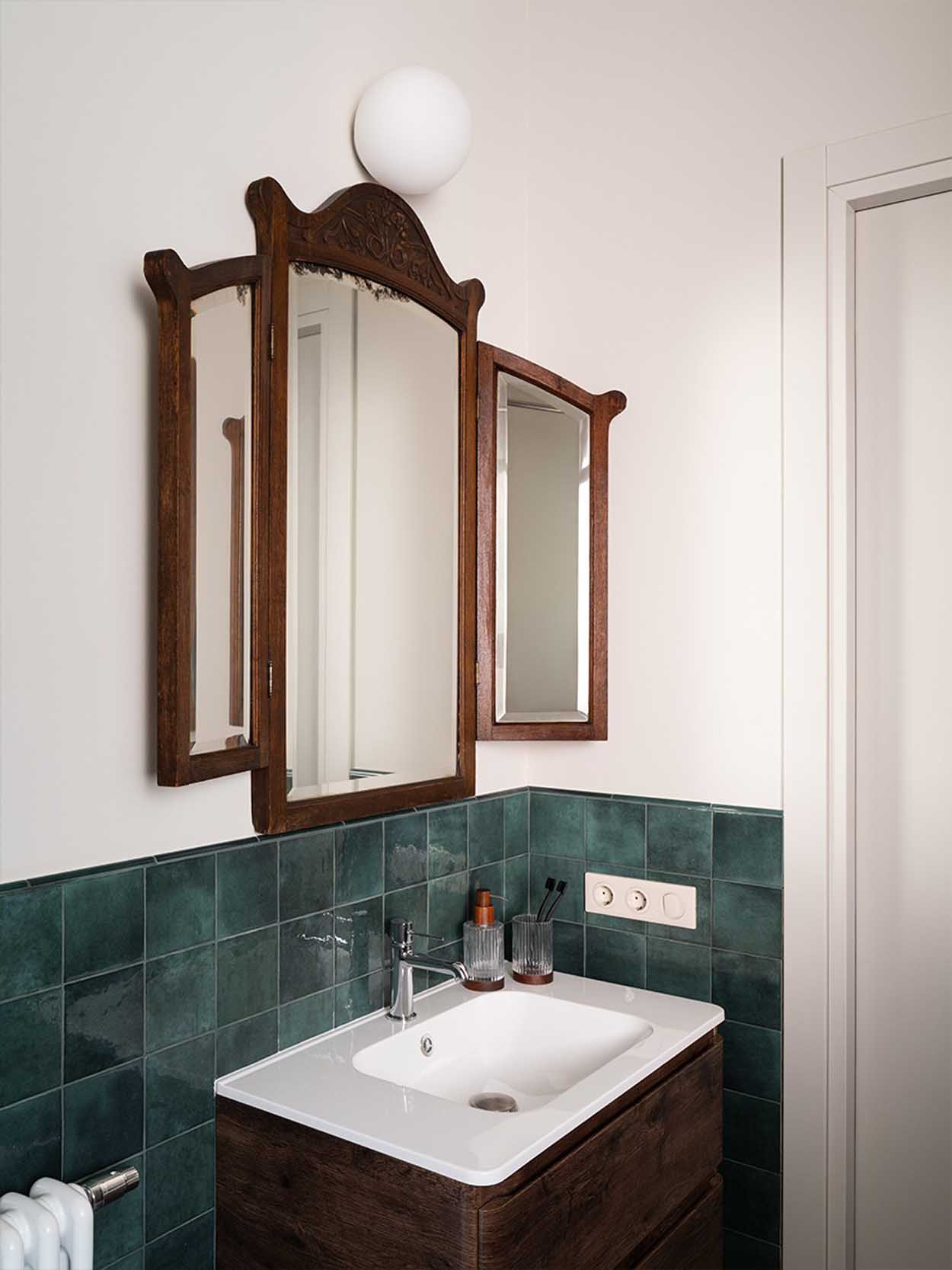 Belső ablak konyha és fürdő között, elegáns retro hangulat Belső ablak konyha és fürdő között, elegáns retro hangulat