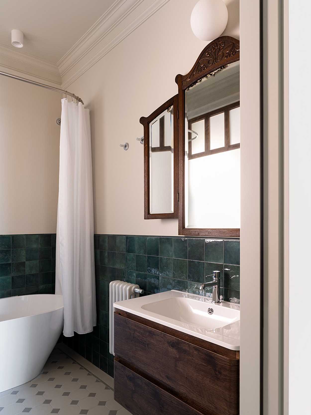 Belső ablak konyha és fürdő között, elegáns retro hangulat Belső ablak konyha és fürdő között, elegáns retro hangulat