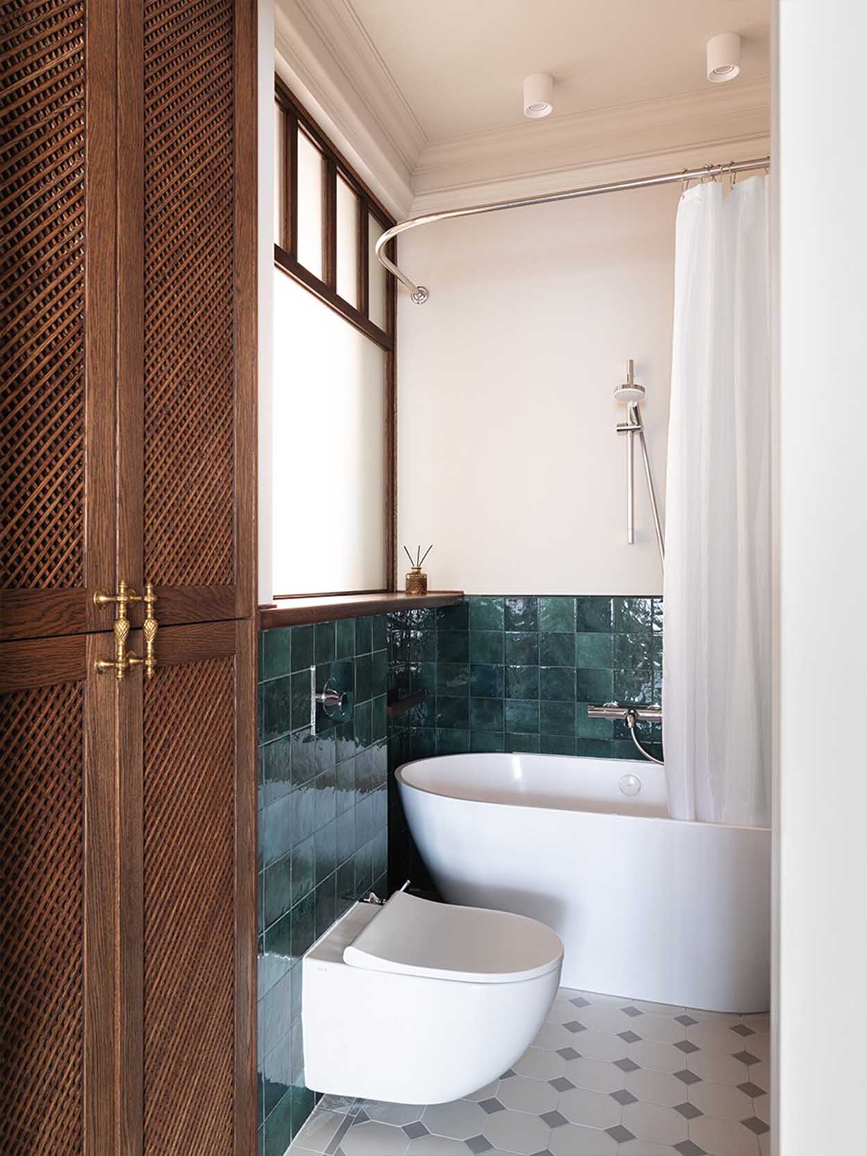 Belső ablak konyha és fürdő között, elegáns retro hangulat