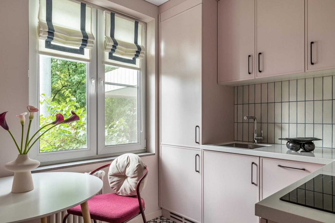 Bogyószín és púderes árnyalatok harmóniája: igényes lakásfelújítás 46 m2-en