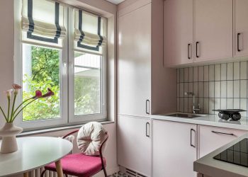 Bogyószín és púderes árnyalatok harmóniája: igényes lakásfelújítás 46 m2-en