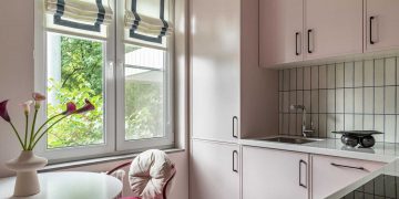 Bogyószín és púderes árnyalatok harmóniája: igényes lakásfelújítás 46 m2-en