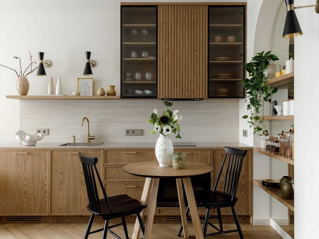 Boltíves átjárók és textil térelválasztók harmóniája 37 m2-en