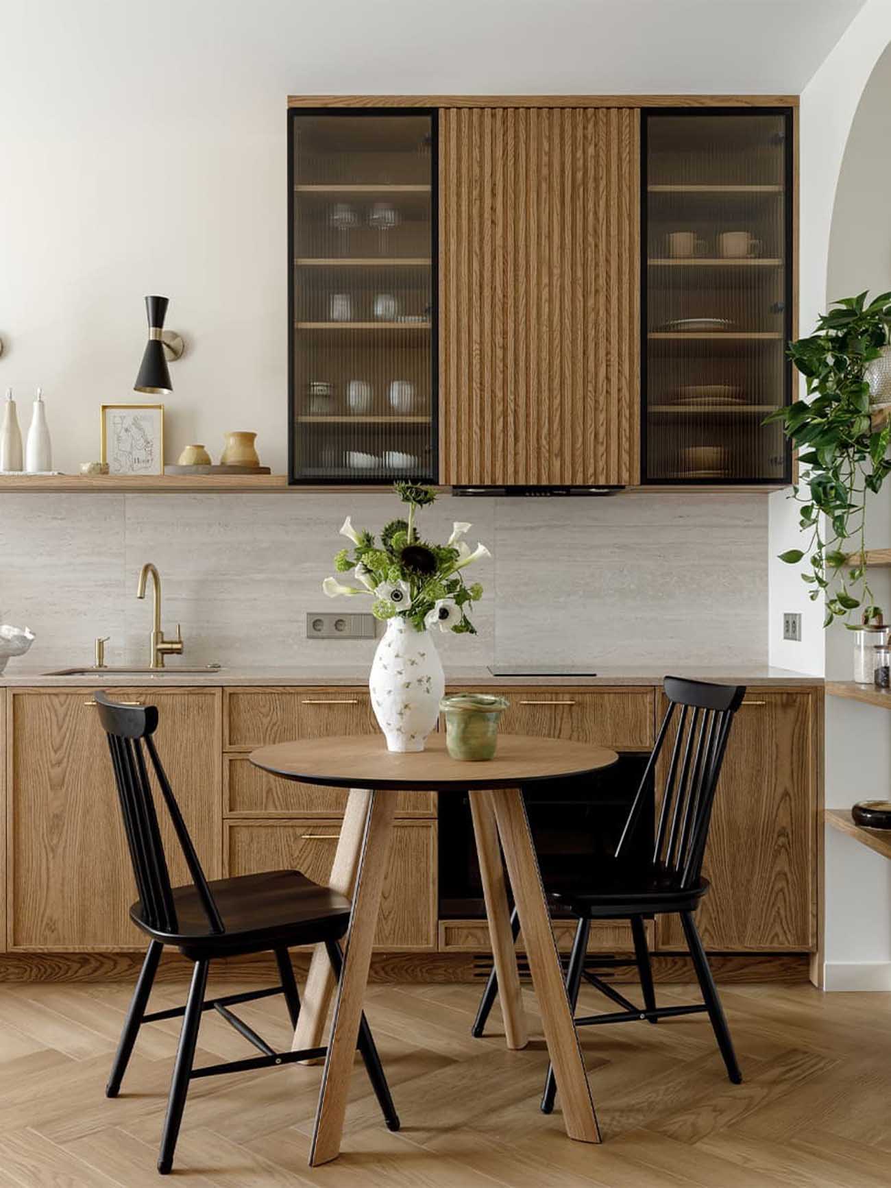 Boltíves átjárók és textil térelválasztók harmóniája 37 m2-en Boltíves átjárók és textil térelválasztók harmóniája 37 m2-en