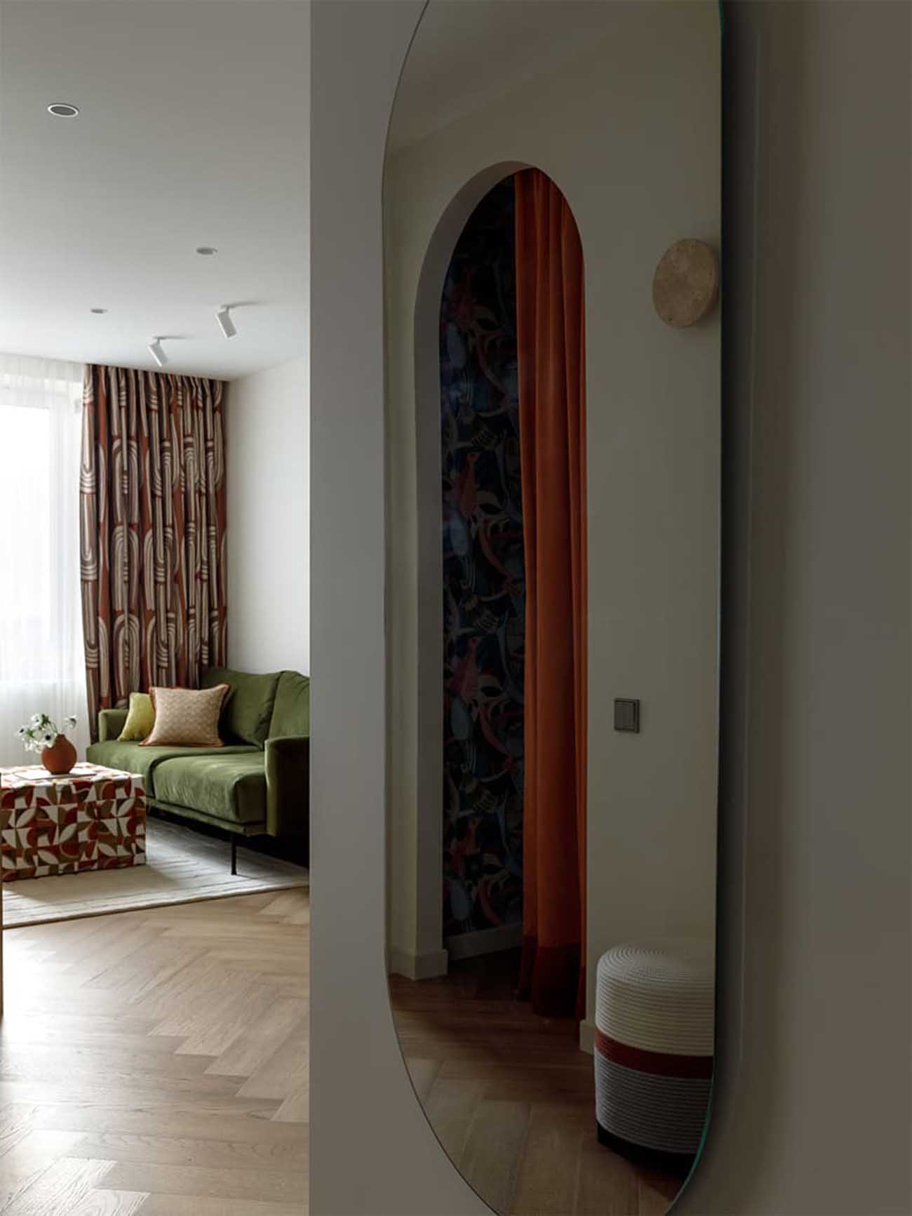 Boltíves átjárók és textil térelválasztók harmóniája 37 m2-en Boltíves átjárók és textil térelválasztók harmóniája 37 m2-en