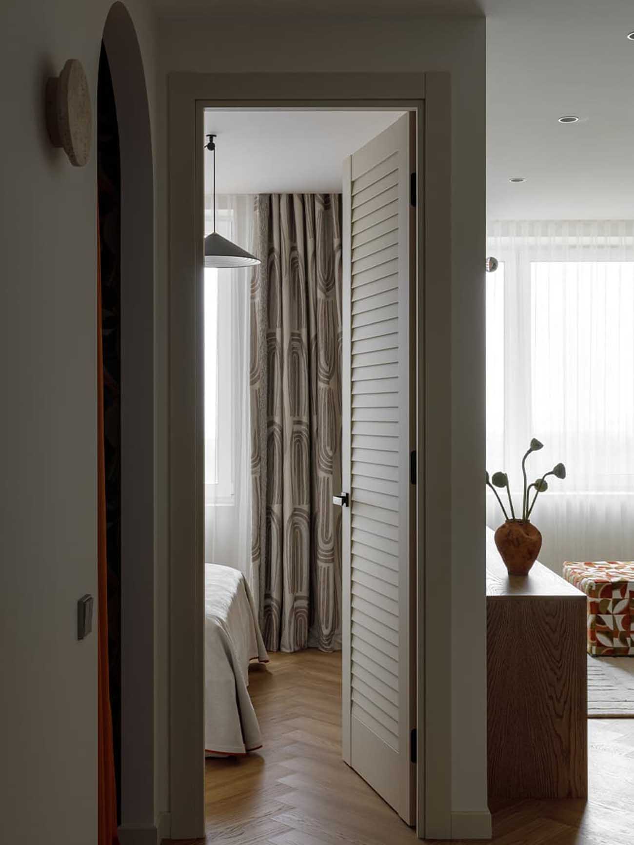 Boltíves átjárók és textil térelválasztók harmóniája 37 m2-en Boltíves átjárók és textil térelválasztók harmóniája 37 m2-en