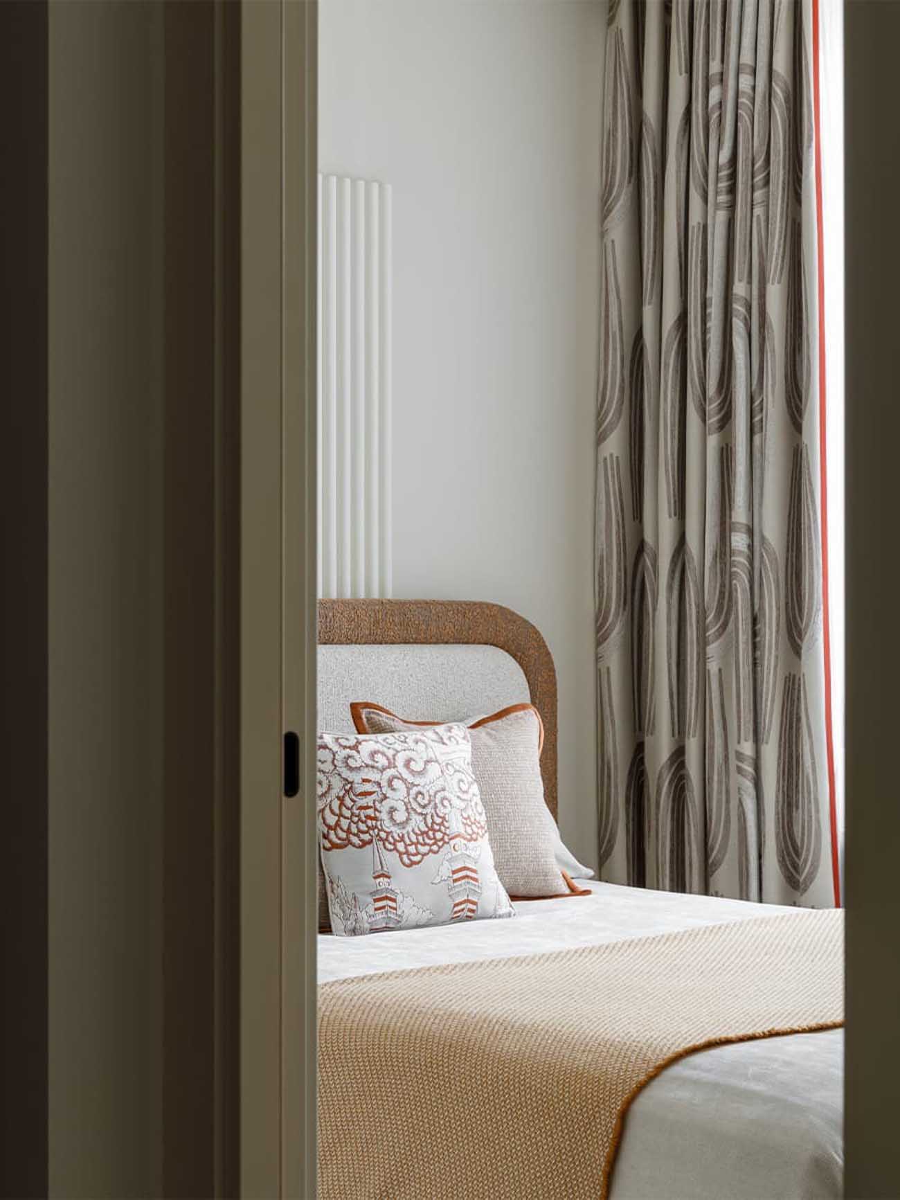 Boltíves átjárók és textil térelválasztók harmóniája 37 m2-en Boltíves átjárók és textil térelválasztók harmóniája 37 m2-en