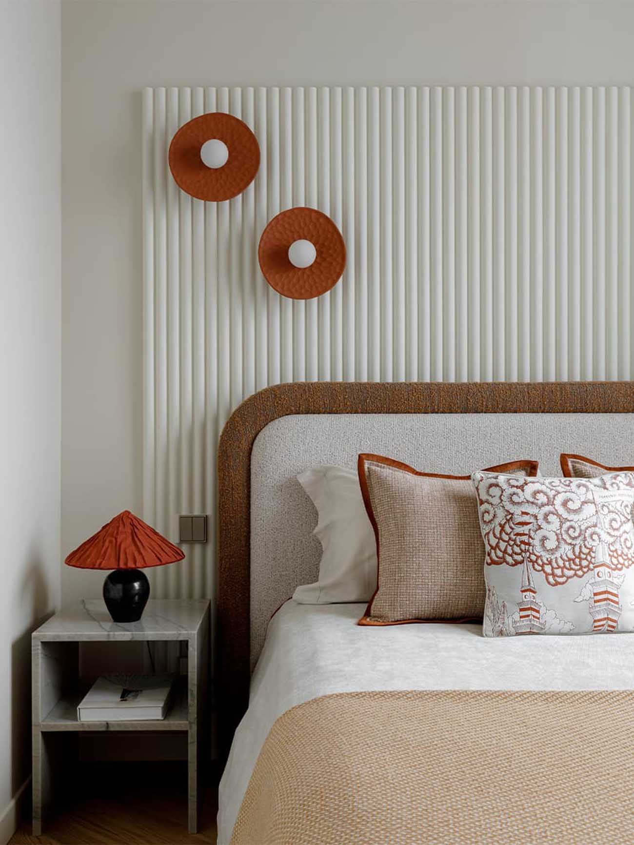 Boltíves átjárók és textil térelválasztók harmóniája 37 m2-en Boltíves átjárók és textil térelválasztók harmóniája 37 m2-en