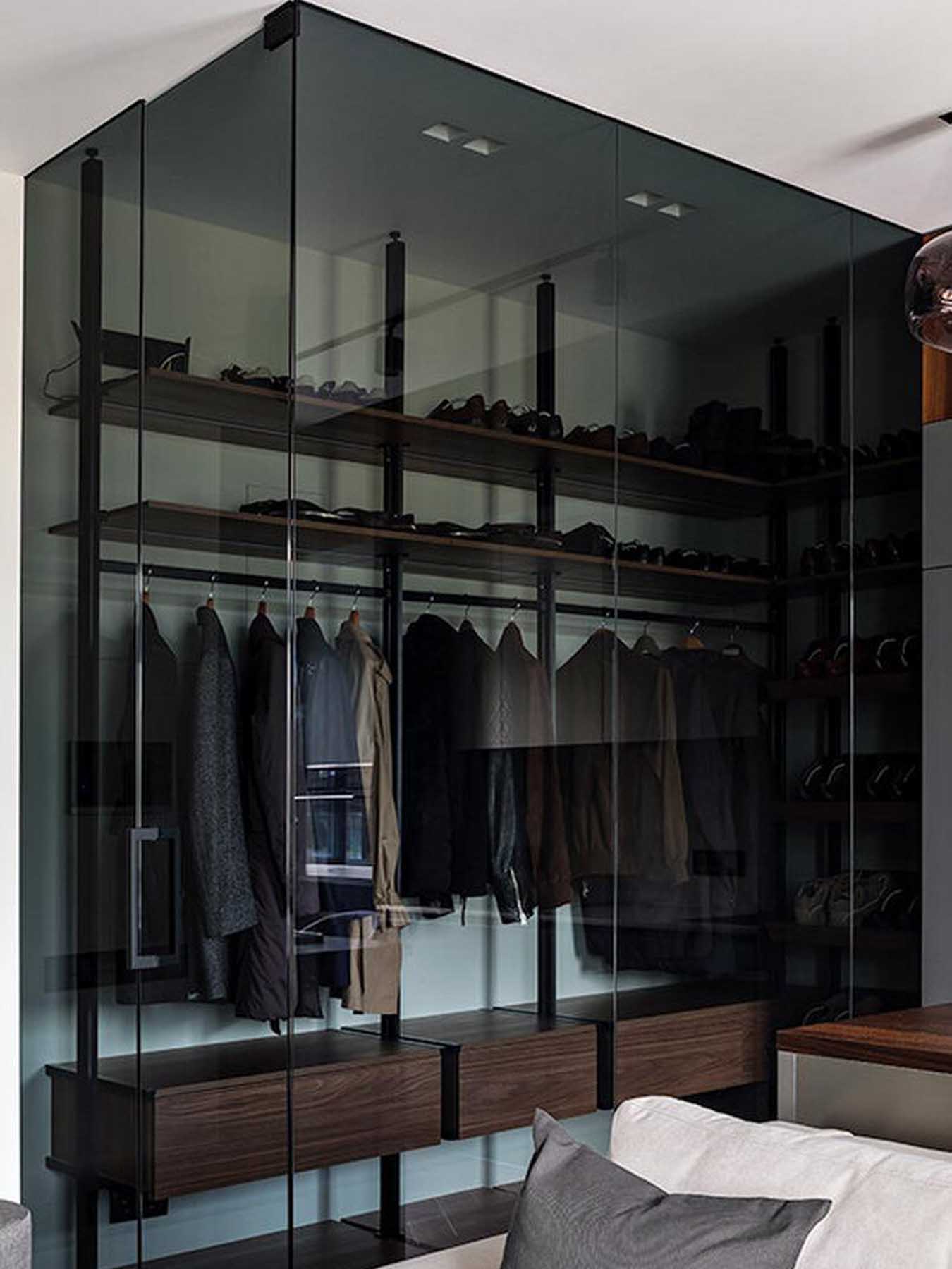 A vizuális zaj csapdája: üveg gardróbok és texturált falpanelek A vizuális zaj csapdája: üveg gardróbok és texturált falpanelek