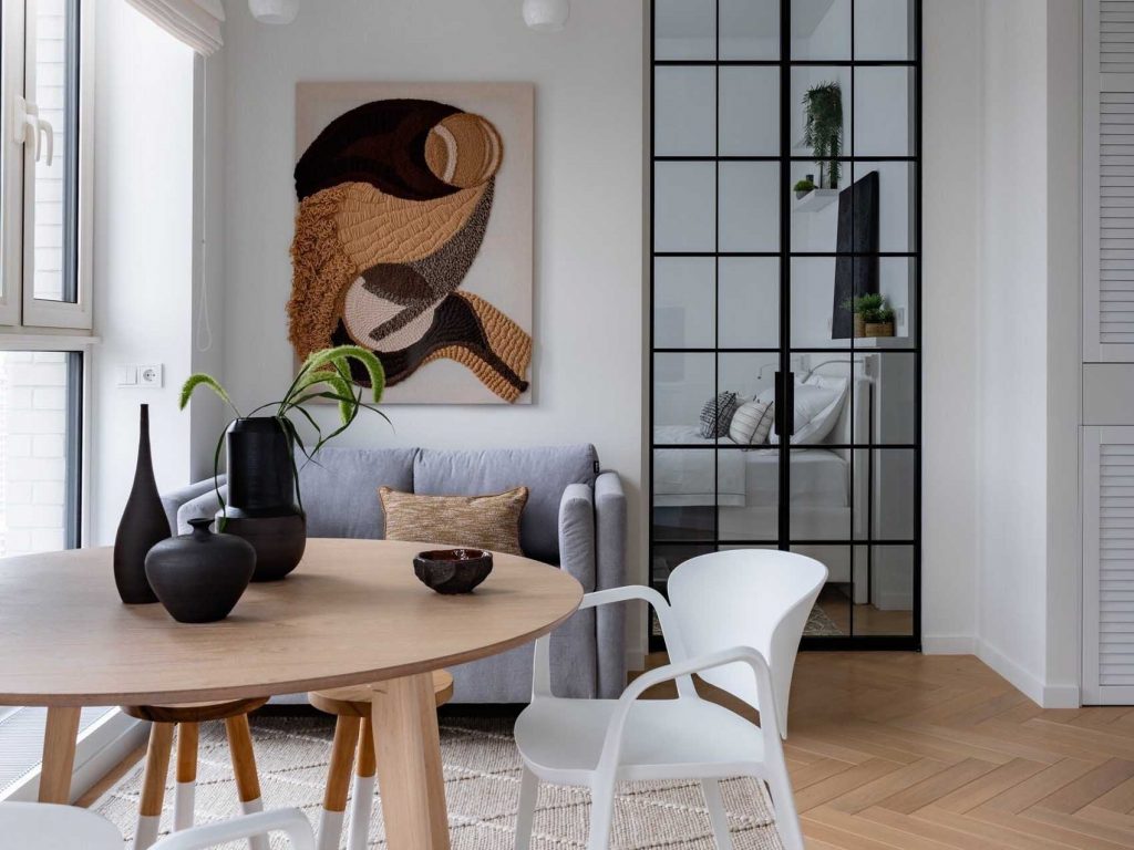 Fehér, szürke és fekete harmóniája 40 m2-es lakásban