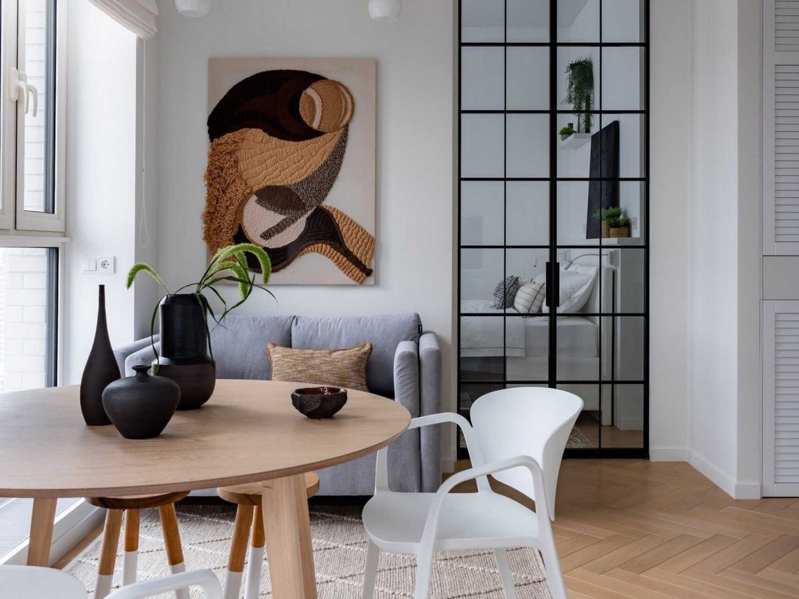 Fehér, szürke és fekete harmóniája 40 m2-es lakásban