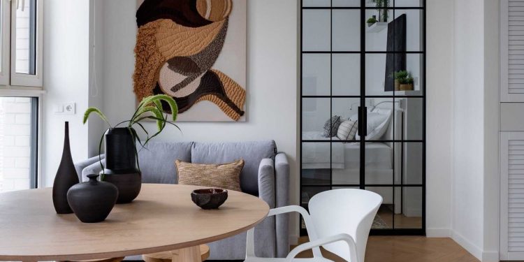 Fehér, szürke és fekete harmóniája 40 m2-es lakásban