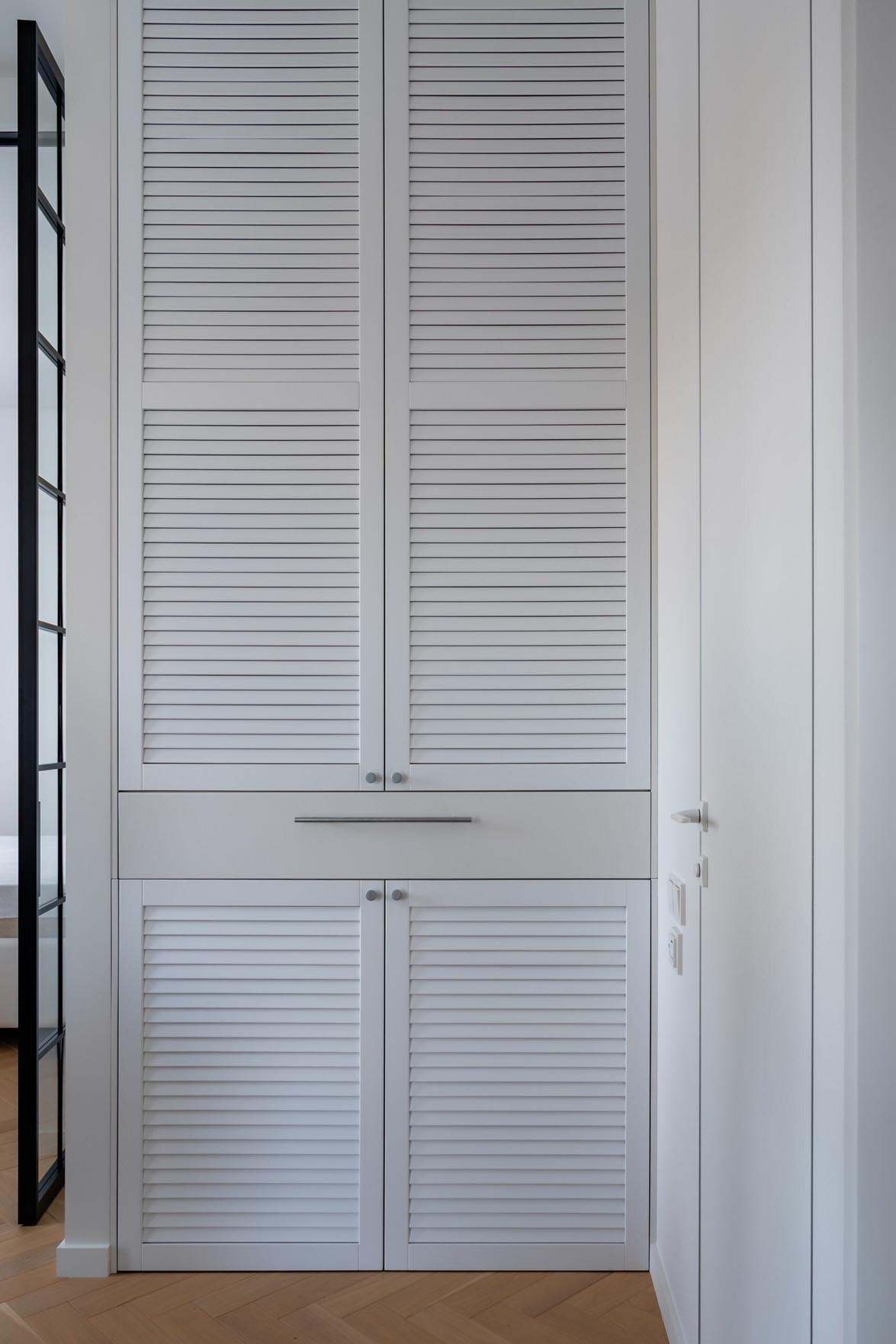 Fehér, szürke és fekete harmóniája 40 m2-es lakásban Fehér, szürke és fekete harmóniája 40 m2-es lakásban