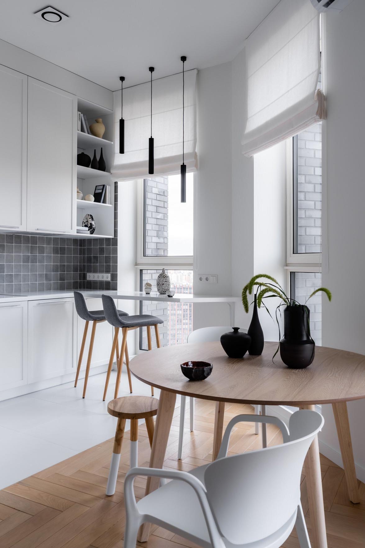 Fehér, szürke és fekete harmóniája 40 m2-es lakásban Fehér, szürke és fekete harmóniája 40 m2-es lakásban