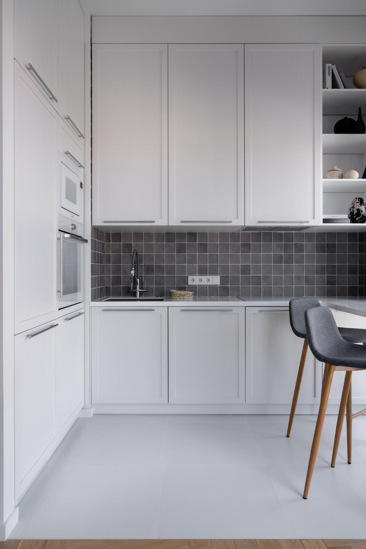 Fehér, szürke és fekete harmóniája 40 m2-es lakásban Fehér, szürke és fekete harmóniája 40 m2-es lakásban