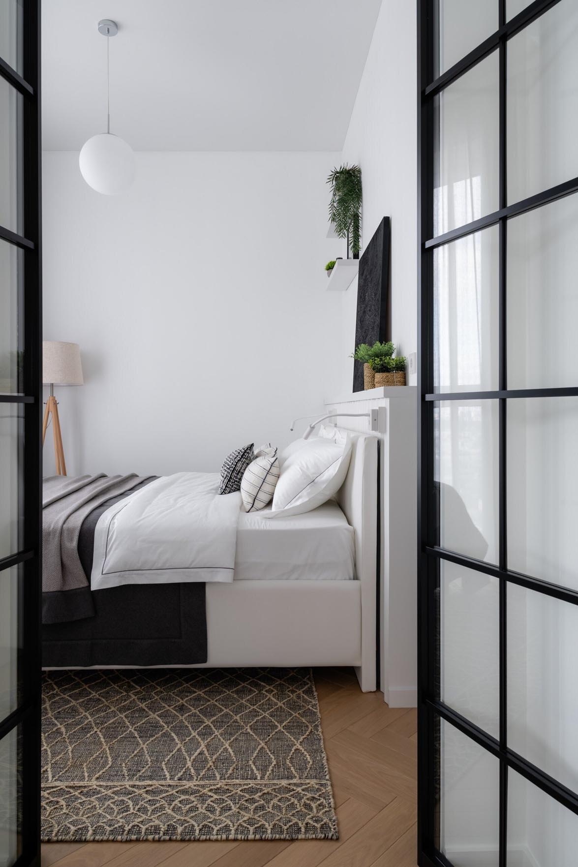 Fehér, szürke és fekete harmóniája 40 m2-es lakásban Fehér, szürke és fekete harmóniája 40 m2-es lakásban