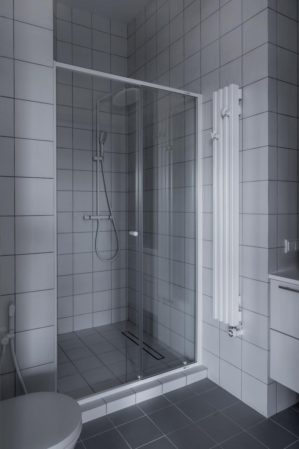 Fehér, szürke és fekete harmóniája 40 m2-es lakásban Fehér, szürke és fekete harmóniája 40 m2-es lakásban