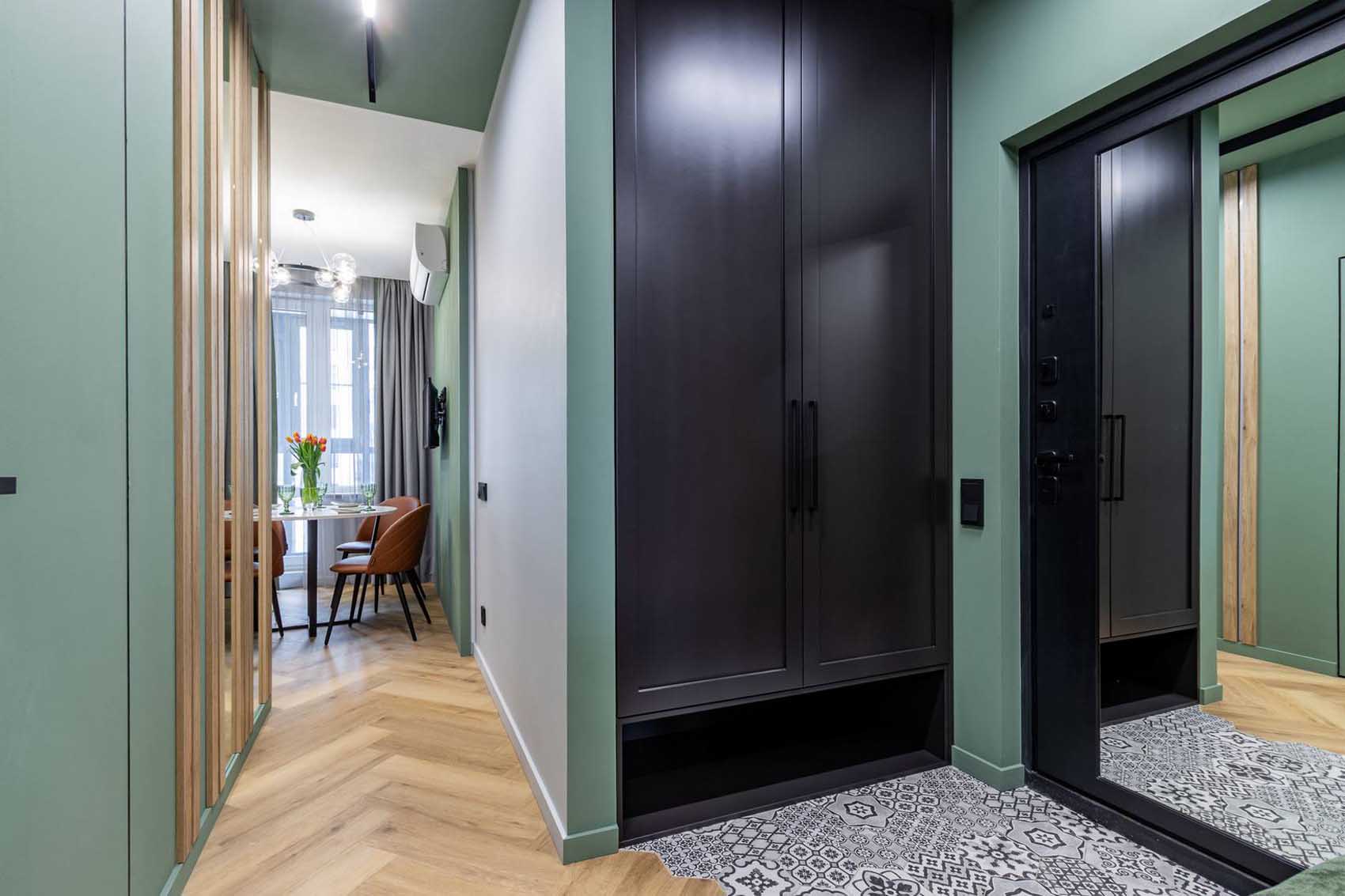 Frissesség 50 m2-en: fiatal nő első otthona zöld tónusokkal és egyedi megoldásokkal Frissesség 50 m2-en: fiatal nő első otthona zöld tónusokkal és egyedi megoldásokkal