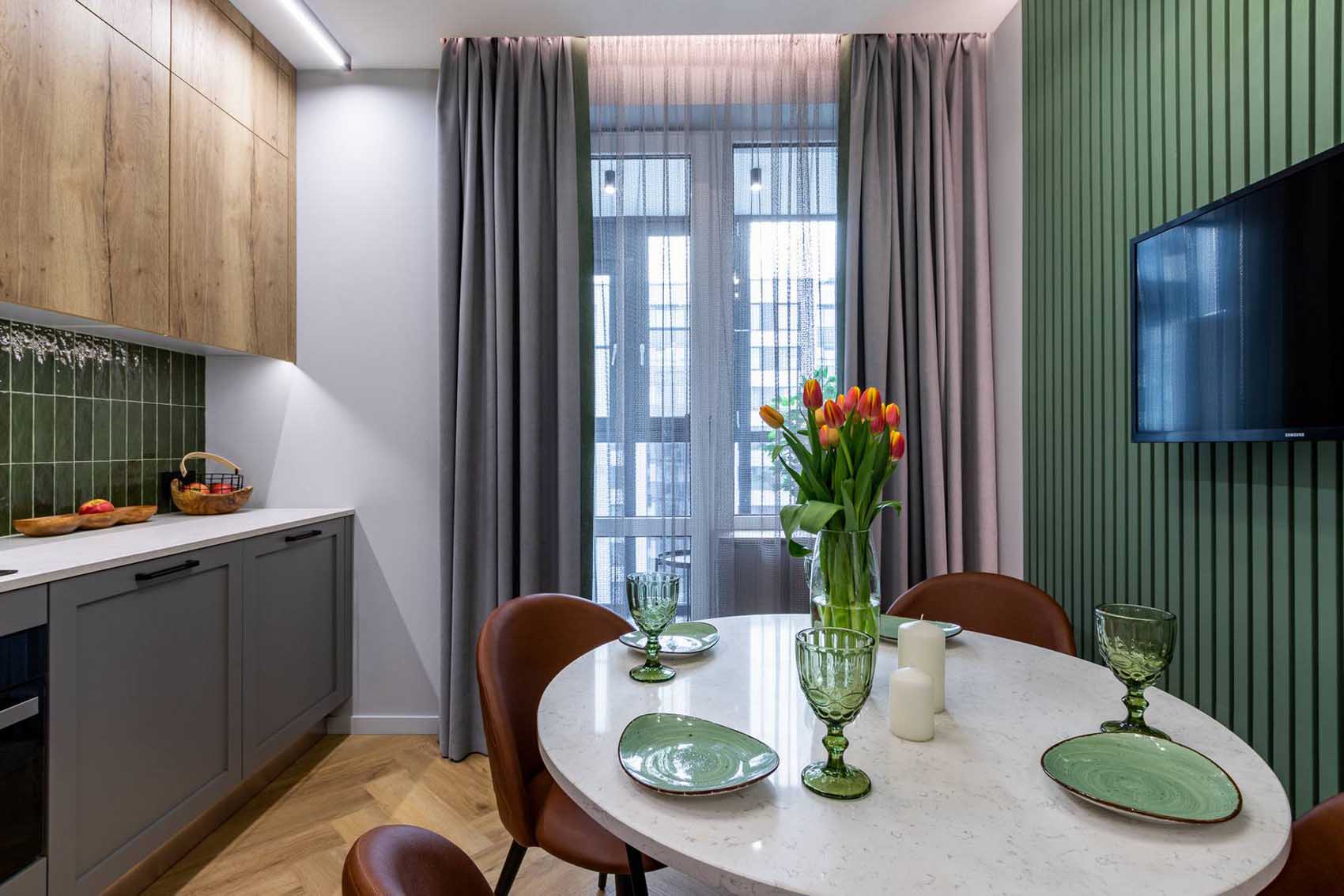 Frissesség 50 m2-en: fiatal nő első otthona zöld tónusokkal és egyedi megoldásokkal Frissesség 50 m2-en: fiatal nő első otthona zöld tónusokkal és egyedi megoldásokkal