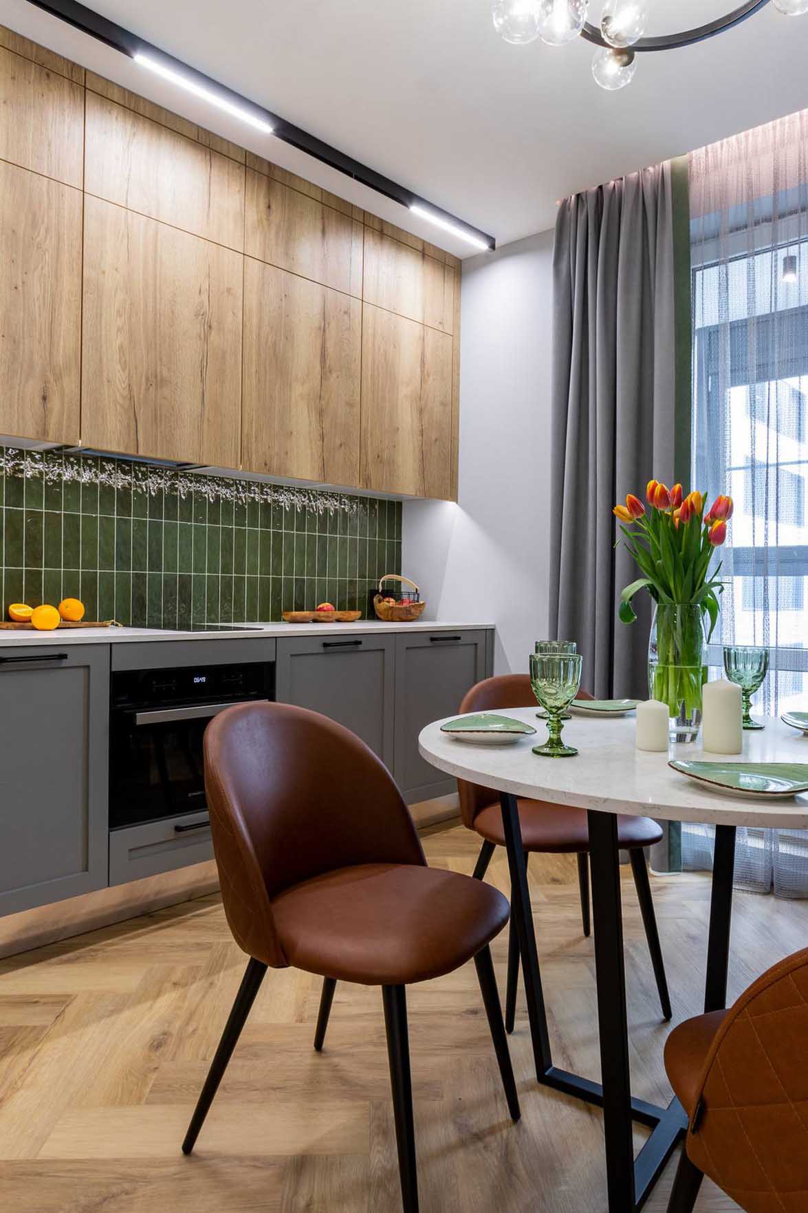 Frissesség 50 m2-en: fiatal nő első otthona zöld tónusokkal és egyedi megoldásokkal Frissesség 50 m2-en: fiatal nő első otthona zöld tónusokkal és egyedi megoldásokkal