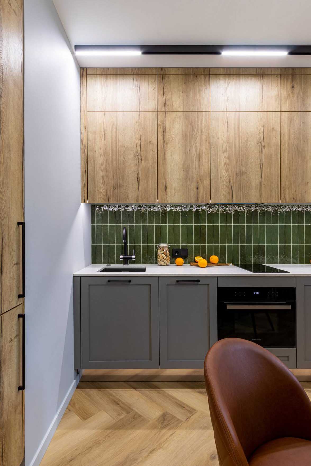 Frissesség 50 m2-en: fiatal nő első otthona zöld tónusokkal és egyedi megoldásokkal Frissesség 50 m2-en: fiatal nő első otthona zöld tónusokkal és egyedi megoldásokkal