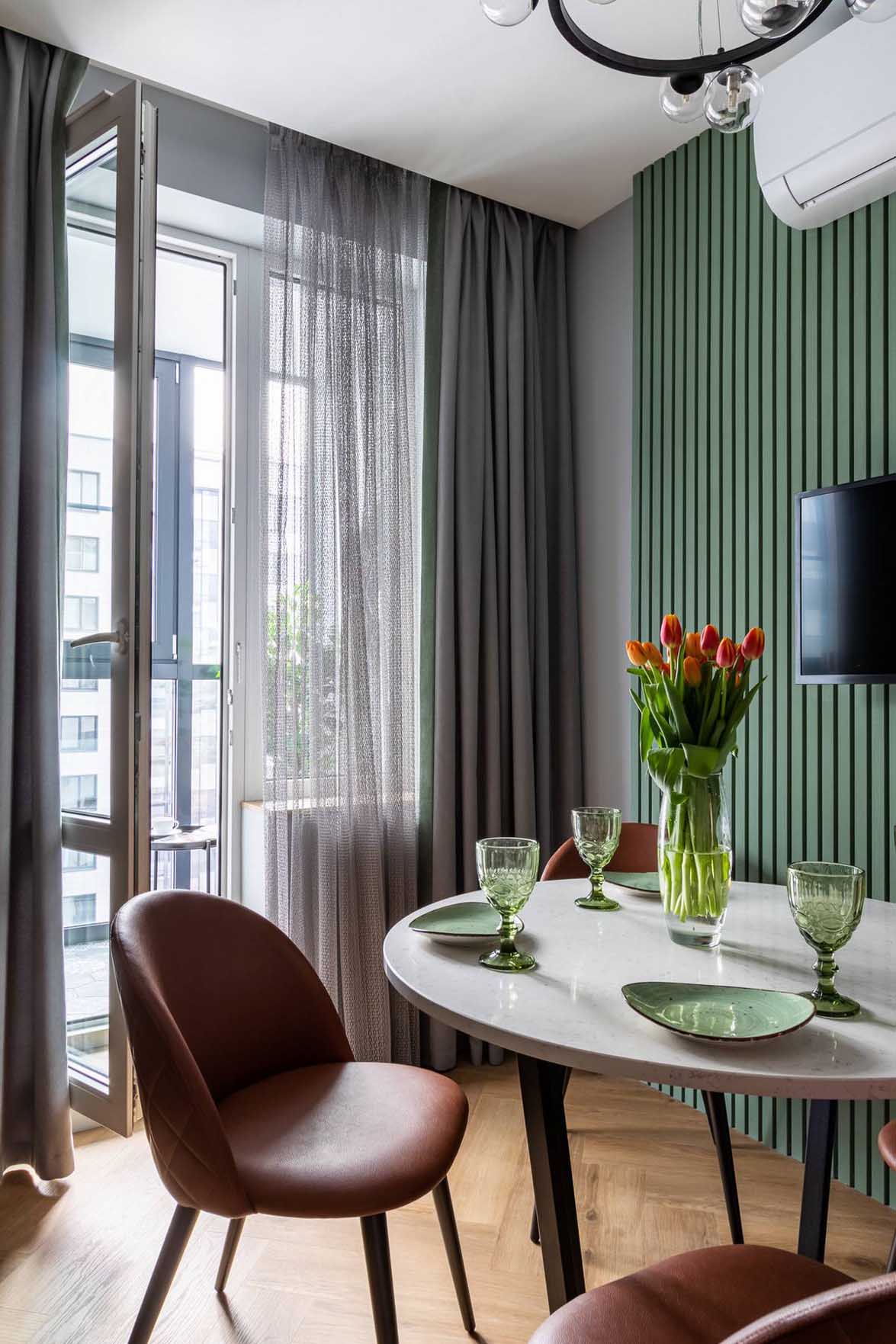 Frissesség 50 m2-en: fiatal nő első otthona zöld tónusokkal és egyedi megoldásokkal Frissesség 50 m2-en: fiatal nő első otthona zöld tónusokkal és egyedi megoldásokkal