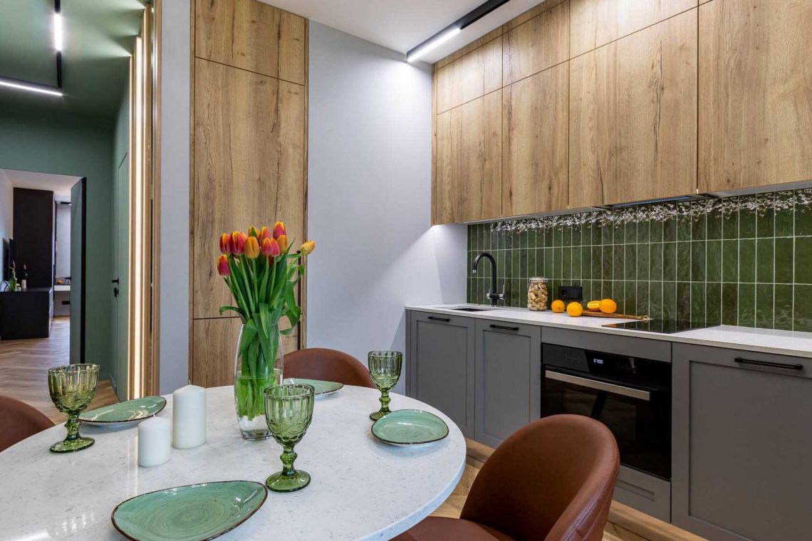 Frissesség 50 m2-en: fiatal nő első otthona zöld tónusokkal és egyedi megoldásokkal