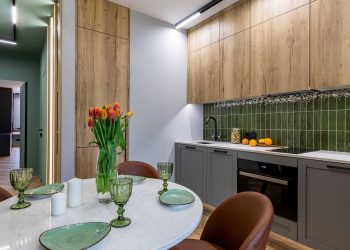 Frissesség 50 m2-en: fiatal nő első otthona zöld tónusokkal és egyedi megoldásokkal