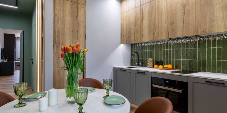 Frissesség 50 m2-en: fiatal nő első otthona zöld tónusokkal és egyedi megoldásokkal