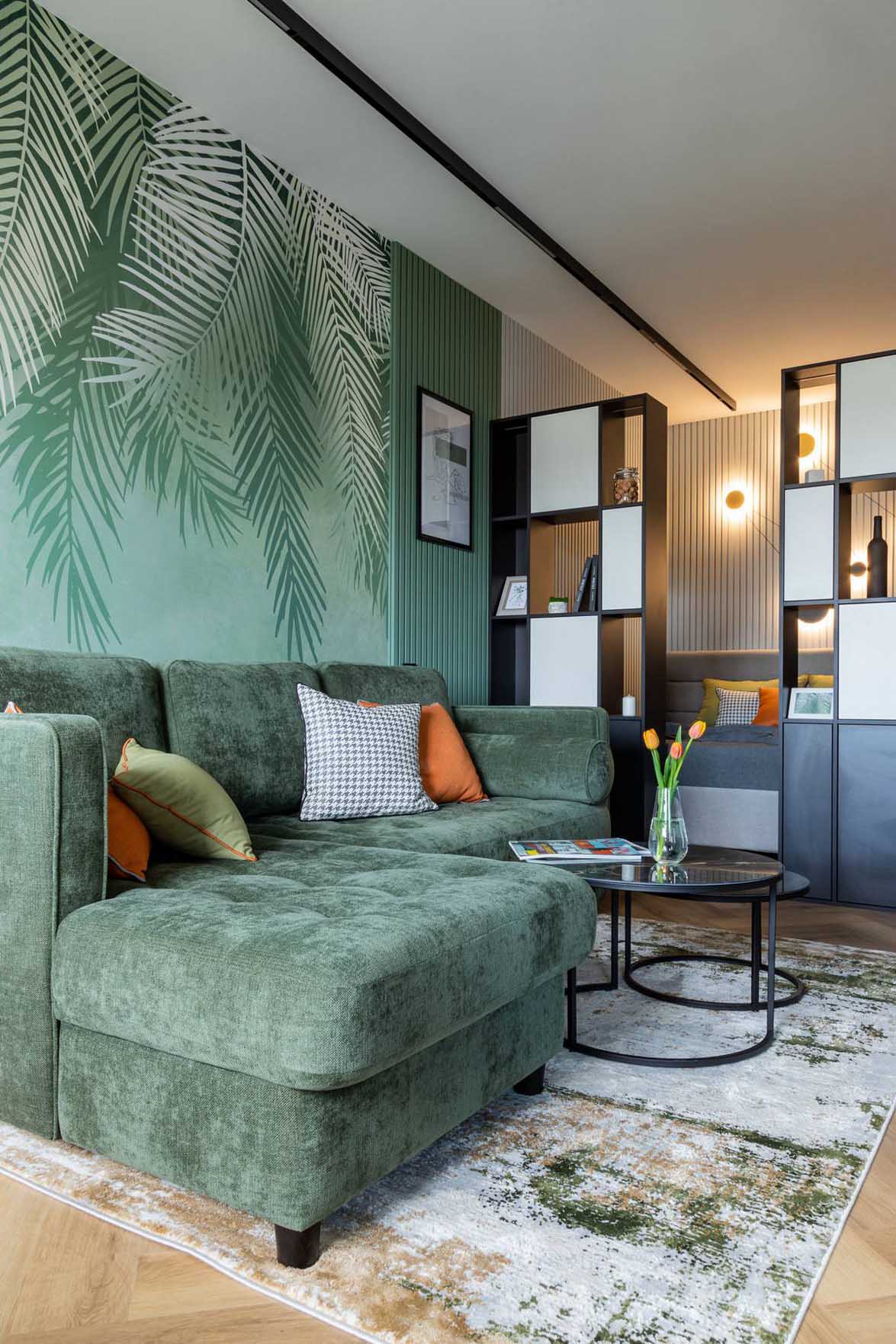 Frissesség 50 m2-en: fiatal nő első otthona zöld tónusokkal és egyedi megoldásokkal Frissesség 50 m2-en: fiatal nő első otthona zöld tónusokkal és egyedi megoldásokkal