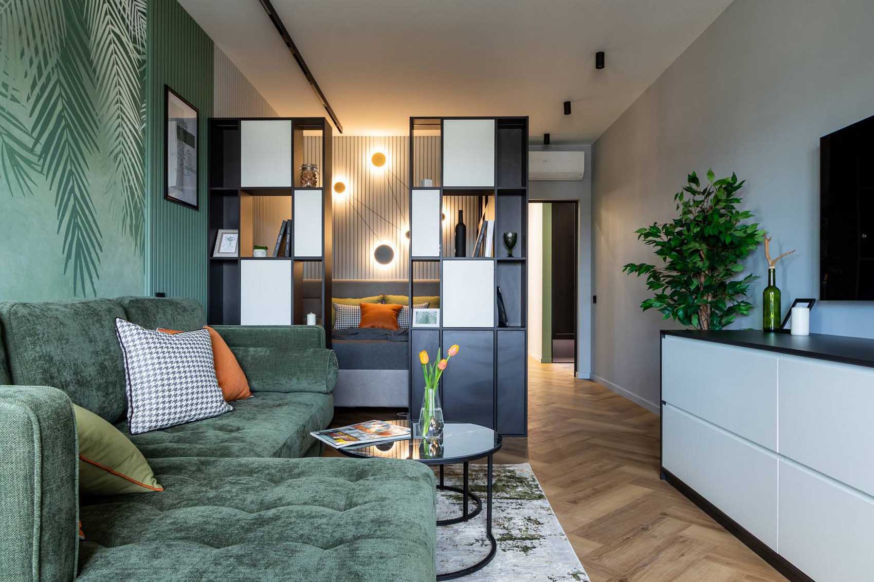 Frissesség 50 m2-en: fiatal nő első otthona zöld tónusokkal és egyedi megoldásokkal Frissesség 50 m2-en: fiatal nő első otthona zöld tónusokkal és egyedi megoldásokkal