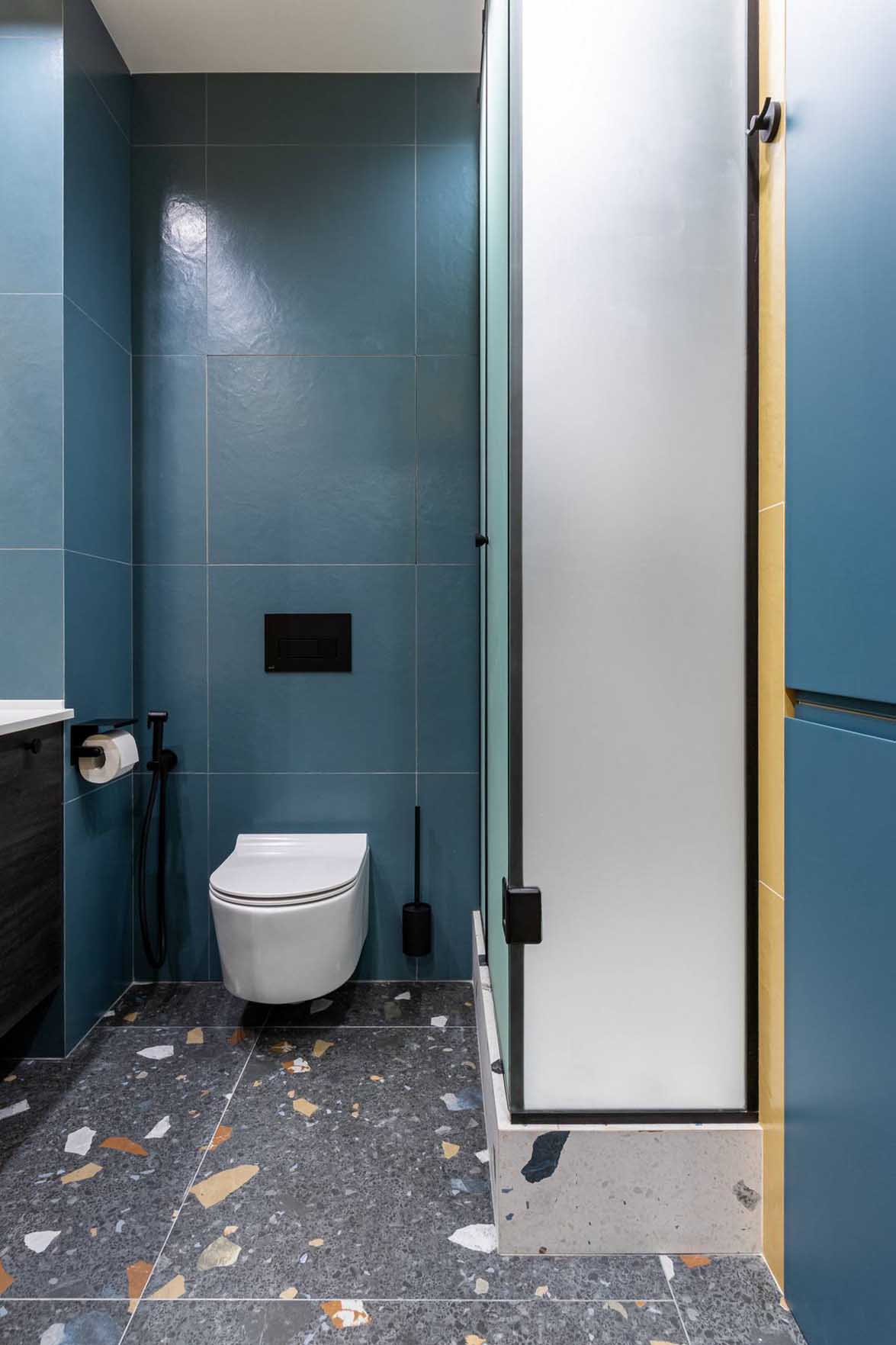 Frissesség 50 m2-en: fiatal nő első otthona zöld tónusokkal és egyedi megoldásokkal Frissesség 50 m2-en: fiatal nő első otthona zöld tónusokkal és egyedi megoldásokkal