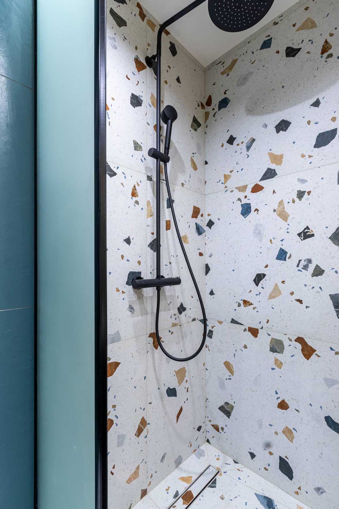 Frissesség 50 m2-en: fiatal nő első otthona zöld tónusokkal és egyedi megoldásokkal Frissesség 50 m2-en: fiatal nő első otthona zöld tónusokkal és egyedi megoldásokkal