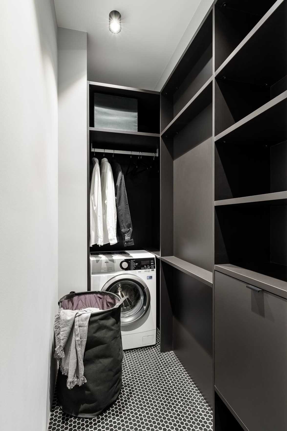 Grafitszürke és betonhatású dekorvakolat: férfias minimalista otthon Grafitszürke és betonhatású dekorvakolat: férfias minimalista otthon