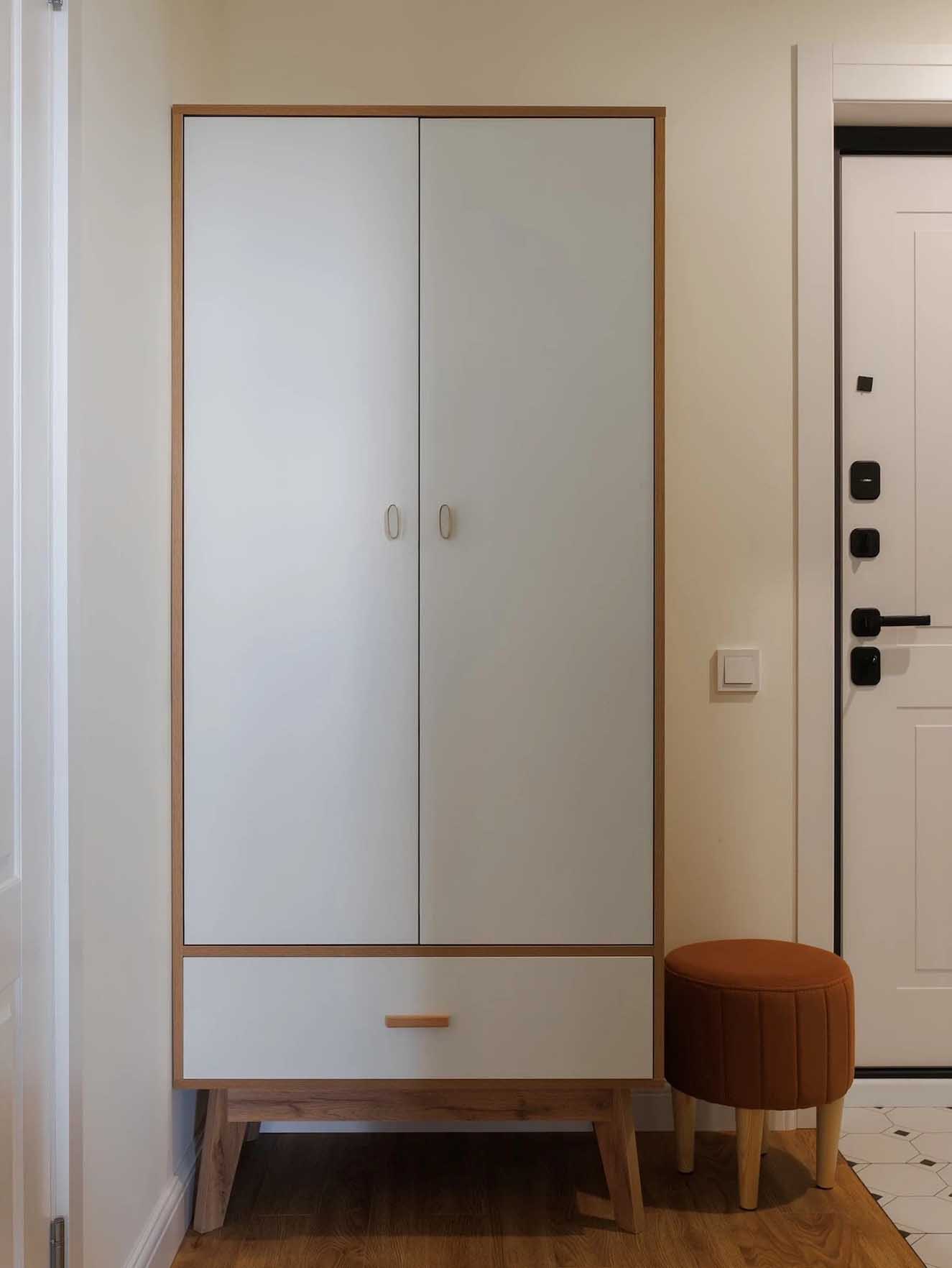 Hálószoba mögé rejtett gardróbhelyiség és tágasság 39 m2-es lakásban Hálószoba mögé rejtett gardróbhelyiség és tágasság 39 m2-es lakásban