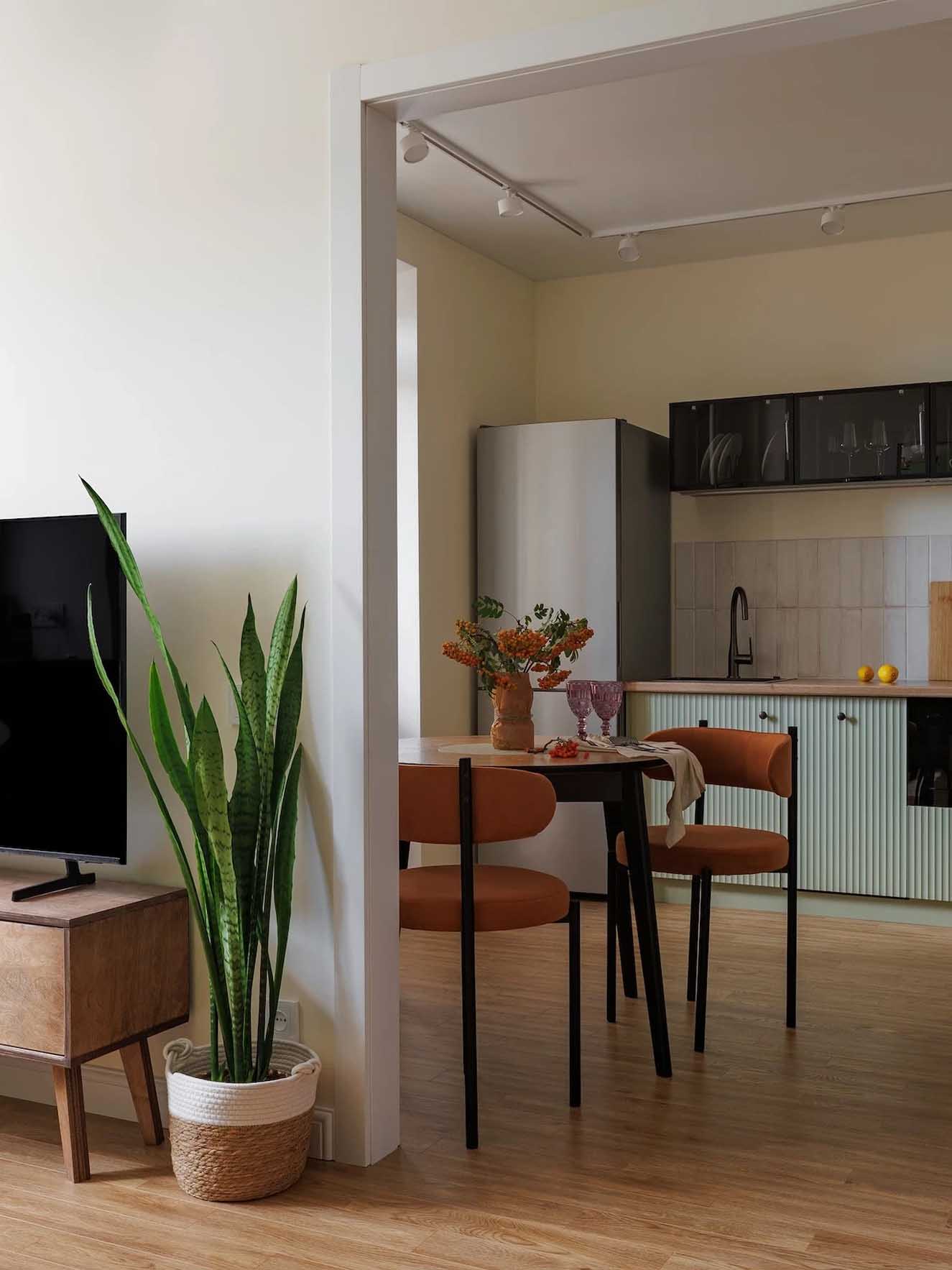 Hálószoba mögé rejtett gardróbhelyiség és tágasság 39 m2-es lakásban Hálószoba mögé rejtett gardróbhelyiség és tágasság 39 m2-es lakásban