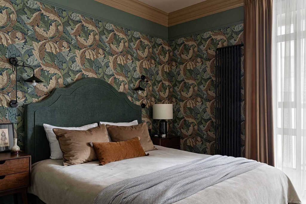 Időtlen elegancia és szép tapéták, csempék: „Mesebeli erdő” hangulat 70m2-en