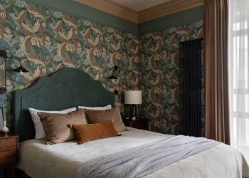 Időtlen elegancia és szép tapéták, csempék: „Mesebeli erdő” hangulat 70m2-en