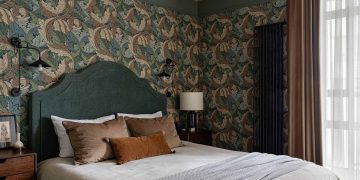 Időtlen elegancia és szép tapéták, csempék: „Mesebeli erdő” hangulat 70m2-en