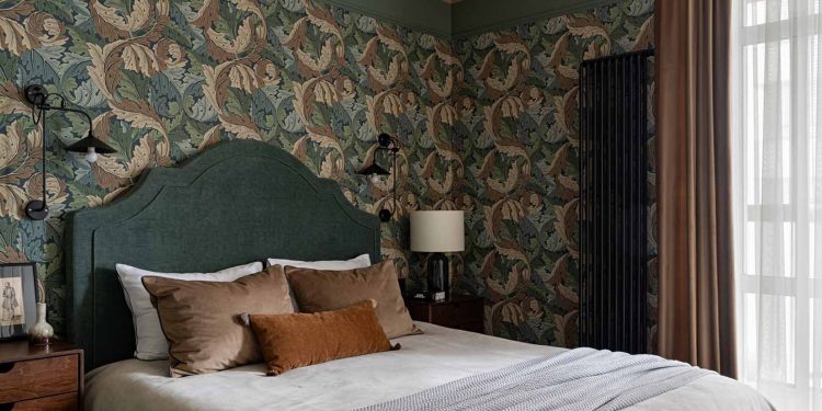 Időtlen elegancia és szép tapéták, csempék: „Mesebeli erdő” hangulat 70m2-en